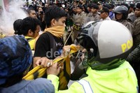 Kericuhan sempat terjadi saat aparat kepolisian berusaha mematikan api dari ban. Lamhot Aritonang/detikcom     
