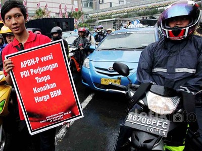 F-PDIP Aksi Simpatik Tolak Kenaikan BBM