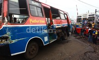 Bagian depan dan tengah metromini rusak.