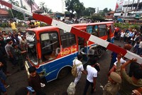 Peristiwa tabrakan ini menarik perhatian warga sekitar yang datang menonton proses evakuasi.