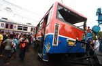 Metromini Ditabrak Kereta