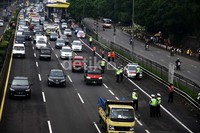 Puluhan polisi mengatur lalu lintas di tol dalam kota. Lamhot Aritonang/detikFoto.
