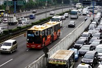 Bus TransJakarta terpaksa masuk tol dalam kota. Lamhot Aritonang/detikFoto.