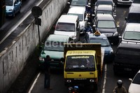 Mungkin karena tidak mau mengalah, sehingga dua kendaraan sempat terjadi serempetan. Lamhot Aritonang/detikFoto.