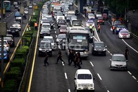 Petugas DLLAJ melintas di jalan tol untuk mengatur arus lalu lintas. Lamhot Aritonang/detikFoto.