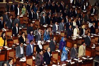 Rapat ini seyogyanya digelar pukul 10.00 WIB. Namun karena menunggu kehadiran anggota DPR, rapat molor hingga pukul 10.40 WIB.