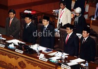 Seluruh pimpinan DPR hadir dalam rapat ini.