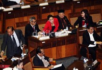 Sejumlah anggota DPR tiba di ruang rapat.