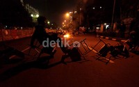 Massa memblokir jalan Diponegoro, Salemba.