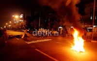 Mereka juga melakukan aksi bakar ban.