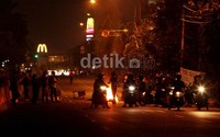 Hingga pukul 20.45 WIB, mereka masih menutup jalan dan sempat menyisakan satu lajur.