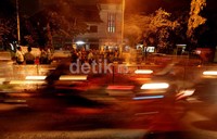 Polisi berusaha membuka aksi blokade yang dilakukan mahasiswa.
