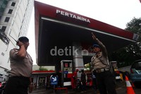 Seperti terlihat di SPBU Jalan Pramuka, Jakarta Pusat, Senin (17/6).