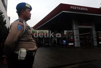 Petugas Kepolisian dari Polsek Cempaka Putih diterjunkan untuk menjaga SPBU ini.