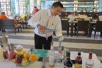 Dengan penuh semangat Aldrin memulai dengan mengungkap trik membuat Hugo Cocktail. Minuman ini dikenal dengan tekstur alkoholnya yang kuat di tenggorokan.