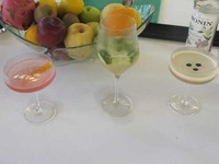Tiga racikan cocktail yang sudah jadi, Cosmopolitan cocktail, Hugo Cocktail, dan Espresso Martini.