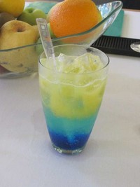 Satoo Splash, disajikan dalam gelas transparan dan warnanya sangat cantik.