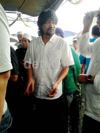 Gatot terlihat mengenakan baju koko berwarna putih. Desi/detikHOT.