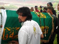 Gatot tampak mengangkat jenazah. Desi/detikHOT.