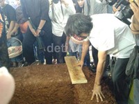 Ia juga meng-adzani Ully yang dimakamkan di Blok 182 AA2. Desi/detikHOT.