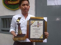 Sang manajer juga membawa penghargaan Julia Perez yang diterimanya di Festival Film Bandung (FFB) 2013 sebagai Pemeran Utama Wanita Terpuji lewat film 'Gending Sriwijaya'.