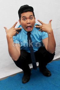 Gaya suka-suka Indra Bekti. Gus Mun/detikHOT.