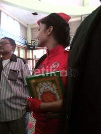 Jupe mengunjungi beberapa mesjid untuk membagi-bagikan Alquran.