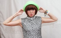 Bowler hat hijau stabilo-nya pun melengkapi gaya Chika. Gus Mun/detikHOT.
