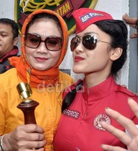 Jupe memamerkan penghargaan Pemeran Utama Wanita Terpuji lewat film 'Gending Sriwijaya' dengan bangga. Noel/detikHOT.