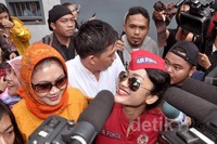 Jupe tak henti-hentinya tersenyum. Noel/detikHOT.