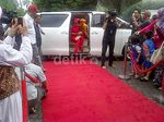 Tiba di Masjid, Jupe Disambut Red Carpet