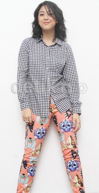 Sherina tampil dengan busana tabrak motifnya. Gus Mun/detikHOT.