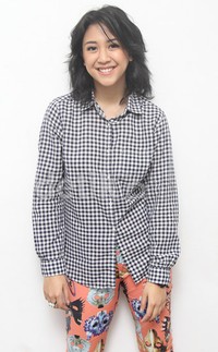 Kemeja kotak-kotak dan celana bermotif menjadi pilihan Sherina hari ini. Gus Mun/detikHOT.