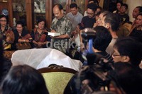 Jenazah Ully Artha saat tiba di rumah duka di kawasan Petojo Sabangan 2, Tanah Abang, Jakarta Pusat, Minggu malam (16/6/2013). Noel/detikHOT.