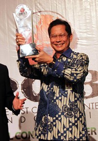  Presdir PT Bank Central Asia Tbk (BCA) Jahja Setiaatmadja  menerima penghargaan Grand Champion Award Anugrah.
