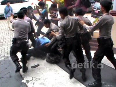 Demo Tolak Kenaikan BBM di Jember Berakhir Bentrok