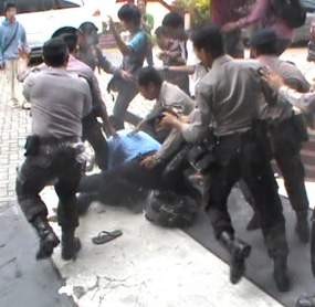 Unjuk Rasa Tolak Kenaikan BBM di Jember Bentrok dengan Polisi