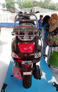     Paduan plat krom rak belakang tampak sesuai dengan desain vintage pada saddle, lampu depan, dan dasbor klasik membuat Vespa LXV 150ie 3Valves menjadi model yang ikonik.