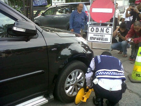 Langgar ODNC, Mobil Rombongan Pemkot Jambi Digembok Dishub Depok