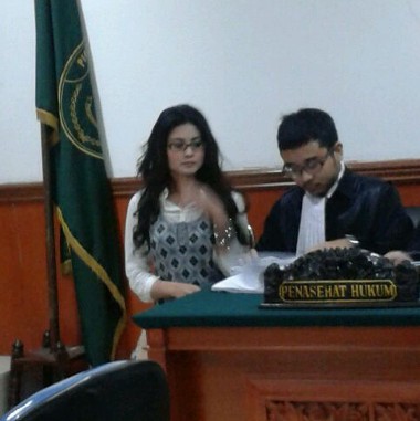 Novi Amilia Tabrak Motor Hingga Mental 20 Meter