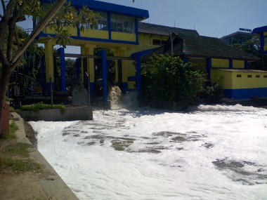 Rob Masih Mengancam, Ketinggian Air Kali Ancol Masih di Atas Normal