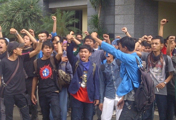 Usai Dibebaskan Polisi, 85 Pendemo Nyanyikan Indonesia Raya 