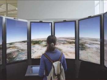     Pekerja magang pun bisa bebas berkeliling di kantor Google. Antara lain melihat layar lebar yang menampilkan Google Earth ini.