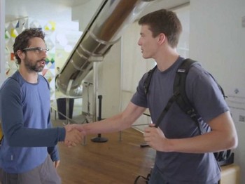 Jika beruntung, karyawan magang bisa berjumpa langsung dengan petinggi Google. Seperti pria ini yang bersalaman dengan Sergey Brin, pendiri Google yang tampak mengenakan Google Glass.