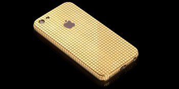     Terlihat seluruh badan iPhone 5 baik depan belakang dan sisi kanan kiri semua dibalut dengan logam mulia. (kredit foto: goldengenie)