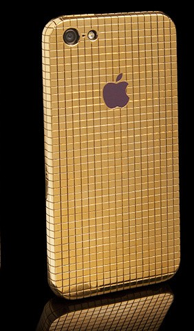     Tampak logo Apple terlihat di bagian belakangnya yang berkilauan. (kredit foto: goldengenie)