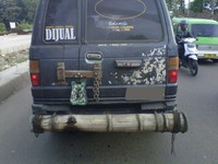 Mobil ini tertangkap kamera awal Juni di daerah Bogor, setelah diamati stikernya pun serius. (Foto Adhit).