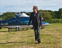 Jon Bon Jovi tiba di acara tersebut dengan helikopter. Rob Harrison/Getty Images.