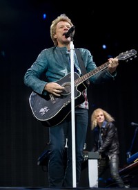Dilanjutkan dengan 'You Give Love a Bad Name', yang berkesan klasik romantis. Rob Harrison/Getty Images.