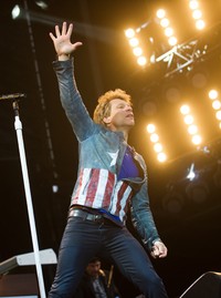 lewat lagu 'Raise Your hand', Jon Bon Jovi mengajak penonton mengangkat tangan ke atas. Rob Harrison/Getty Images.     